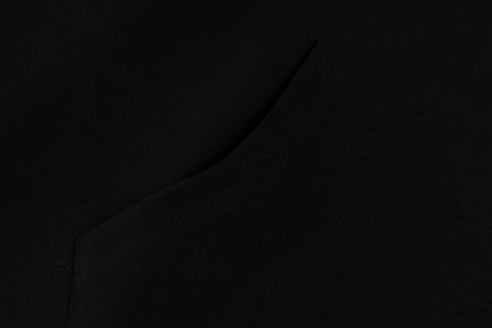 P236 #R95 Ralph Lauren/Ralph Lauren Twelve Color Pony🐎 Embroidered zipper cardigan jacket hooded sweatshirt This hooded sweatshirt is decorated with a simple style that represents Ralph Lauren. It is paired with a pony embroidery pattern, which is three-dimensional and full! The solid color fabric paired with exquisite embroidery instantly sets it off! Hooded sports design, loose and casual fit! The overall texture is very strong! Through the pictures, we can feel the thickness and texture of custom-woven and dyed threads. The workmanship is exquisite. They are shipped from major foreign trade factories. They are all made by masters with many years of experience. Everything is of high standards and requirements! Simple and versatile style ~ super delicate and soft, close to the body without being tied, all fabrics and accessories are original custom-made and of high quality! Perfectly reflects the brand’s sense of superiority! Standard cut, comfortable stretch, unrestricted movement! Highly practical, high-end and classy! Versatile style ~ can be paired with jeans or jogging pants. Ideal for transitioning from your morning commute to weekend events!  Color: Black with red label Black with white label Khaki Navy blue with red label Navy blue with white label White Light gray Dark gray Burgundy Army green Light blue Pink Size: S M L